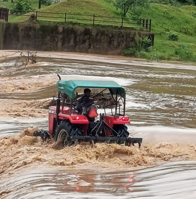 बाढ़ में दो स्थानों पर आफत में फंसी 4 लोगों की जान
