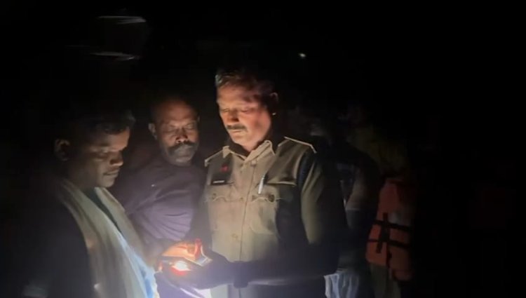 बाढ़ में दो स्थानों पर आफत में फंसी 4 लोगों की जान