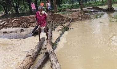 बहनाटांगर गांव के पास स्थित बेनसारी नाला पर बना डायवर्सन बहा सड़क के बहने से करीब दर्जन भर गांवों का संपर्क टूटा