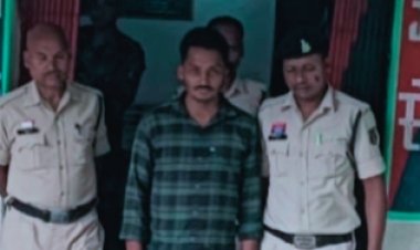 6 साल से फरार डकैती और हत्या के प्रयास का आरोपी उमेश यादव आया पुलिस गिरफ्त में वर्ष 2019 में चौकी करडेगा के धुरीअंबा में अपने साथियों के साथ मिलकर दिया था डकैती की घटना को अंजाम