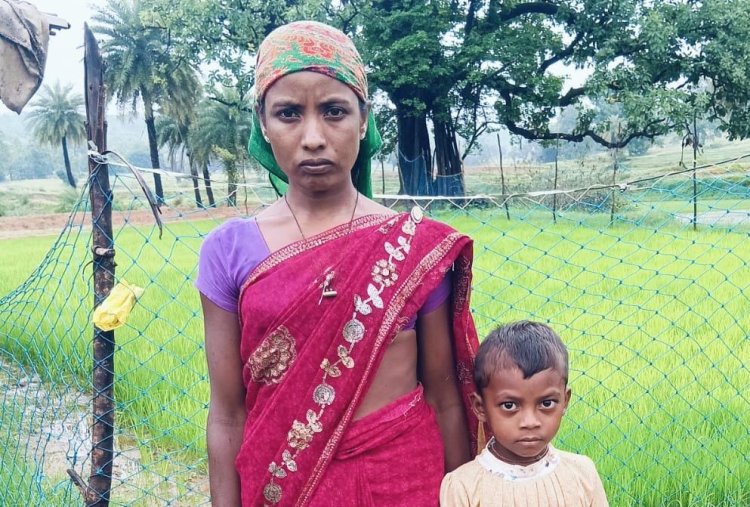 कुएं में डूबने से हुई मौत के तीन साल बाद, पीडि़त परिवार को मिला मुआवजा 