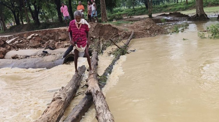 बहनाटांगर गांव के पास स्थित बेनसारी नाला पर बना डायवर्सन बहा सड़क के बहने से करीब दर्जन भर गांवों का संपर्क टूटा