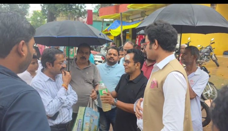 नगरपालिका उपाध्यक्ष यश प्रताप सिंह जूदेव सीएमओ योगेश्वर उपाध्याय को लेकर पहुंचे साप्ताहिक बाजार, दिखाया चारों ओर पसरी गंदगी का अंबार