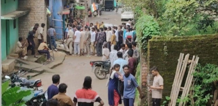 लोमहर्षक हत्याकांड से सहमा कुनकुरी, मौके पर उमड़ पड़े लोग बेटे से पहले तो मां की कुल्हाड़ी से मारकर की हत्या फिर, विभत्स रूप से लाश के टुकड़े-टुकड़े कर दिए