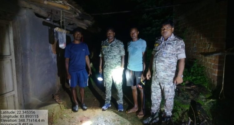 महिला रात में घर के बाहर फोन पर बात करते हुए टहल रही थी, अचानक आ पहुंचा जंगली हाथी