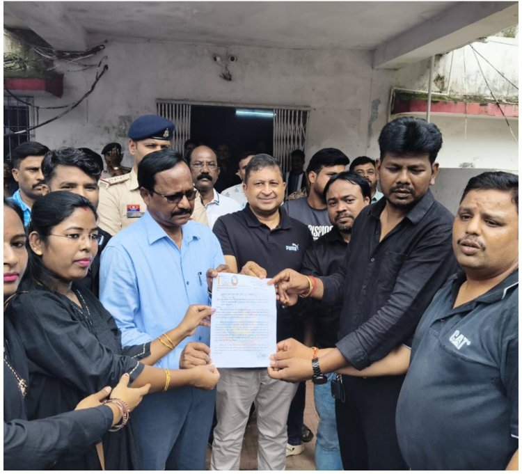 हड़ताल के 22वें दिन जशपुर के एनएचएम कर्मचारियों ने दिया सामूहिक इस्तीफा, नगाड़े और पटाखों के शोर के बीच रैली निकालकर दिया सामूहिक त्यागपत्र