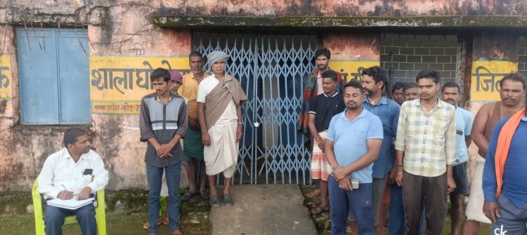 स्कूल नहीं आते हैं शिक्षक, परेशान ग्रामीणों ने गांव के सरकारी स्कूली में जड़ दिया ताला, शनिवार को प्रात: स्कूल के समय ग्रामीणों ने सरपंच की मौजूदगी में उठाया ताला जडऩे का कदम