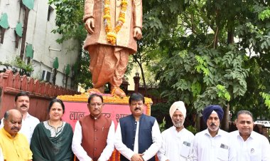 मुख्यमंत्री विष्णुदेव साय ने राष्ट्रपिता महात्मा गांधी और पूर्व प्रधानमंत्री श्री लाल बहादुर शास्त्री की प्रतिमा पर किया माल्यार्पण