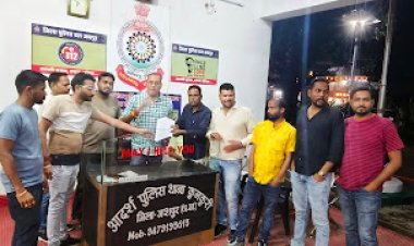 राम लक्ष्मण के साथ मुख्य अतिथि पहुंचे रावण दहन करने कार्यक्रम स्थल, उससे पहले धू-धू कर जल रहा था रावण   बताया जा रहा है कि, दो भाइयों ने रावण के पैर छूने के बहाने लाइटर से विधि विधान करने से पहले फूंक दिया रावण का पुतला