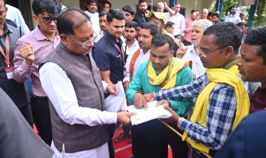 मुख्यमंत्री साय ने बगिया में जनदर्शन में सुनी आमजनों की समस्याएं   आवेदनों का गंभीरता से निराकरण करने के दिए निर्देश