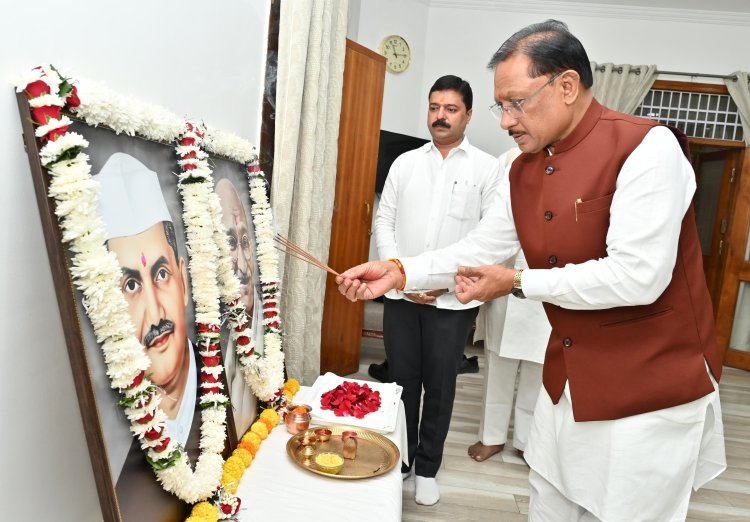 मुख्यमंत्री विष्णुदेव साय ने राष्ट्रपिता महात्मा गांधी और पूर्व प्रधानमंत्री श्री लाल बहादुर शास्त्री की प्रतिमा पर किया माल्यार्पण