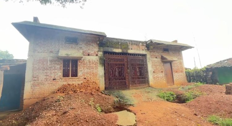 जिले के कुख्यात गांजा तस्कर रोहित यादव की संपत्ति, जशपुर पुलिस ने कराई फ्रिज, मकान, चार मोटर साइकल, एक स्कूटी व कार सहित कुल 50 लाख 64 हजार 653 रुपए से कीमत की संपत्ति का जशपुर पुलिस कराएगी समपहरण