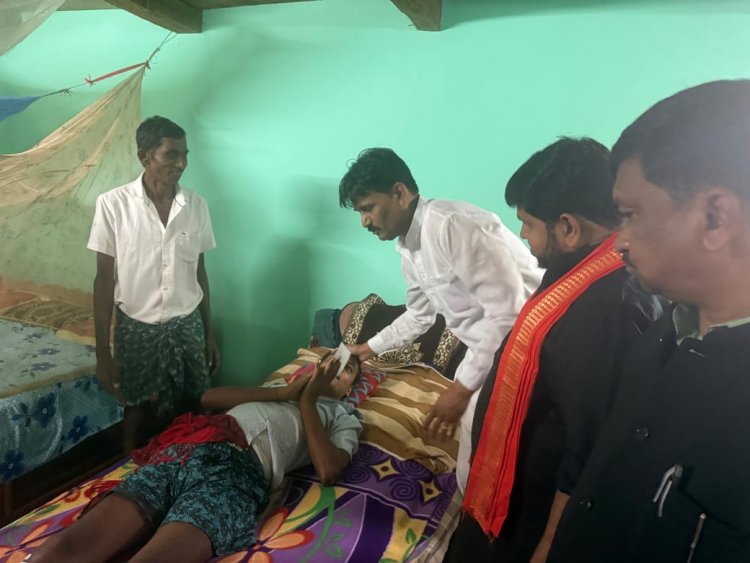 गणेश विसर्जन जुलूस हादसे में मारे गए लोगों और घायलों को 32 लाख रुपए का मुआवजा  मुख्यमंत्री विष्णुदेव साय के निर्देश पर जुरुडांड में गणेश विसर्जन की झांकी के दौरान हुए दर्दनाक हादसे के पीड़ित परिवारों को 32 लाख की दी गई आर्थिक सहायता