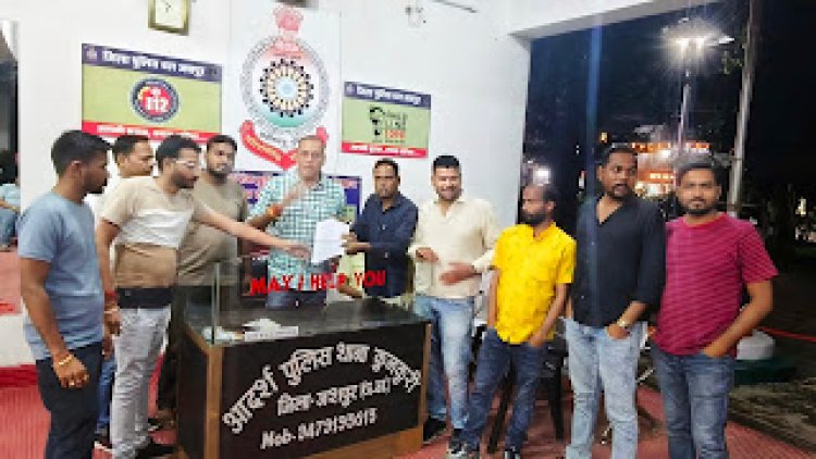 राम लक्ष्मण के साथ मुख्य अतिथि पहुंचे रावण दहन करने कार्यक्रम स्थल, उससे पहले धू-धू कर जल रहा था रावण   बताया जा रहा है कि, दो भाइयों ने रावण के पैर छूने के बहाने लाइटर से विधि विधान करने से पहले फूंक दिया रावण का पुतला