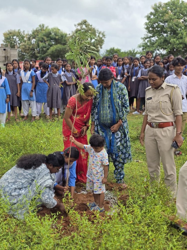 गांव के शासकीय भूमि पर गांव के दबंग ने किया था अवैध अतिक्रमण   ग्रामीणों ने वन विभाग के अधिकारी कर्मचारियों के साथ मिलकर अतिक्रमण वाले भूमि पर किया पौध रोपण, हटाया अतिक्रमण