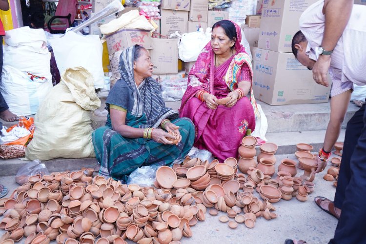 मुख्यमंत्री विष्णुदेव साय की धर्मपत्नी कौशल्या साय ने की स्थानीय उत्पादों की खरीदारी कर दिया वोकल फॉर लोकल का संदेश
