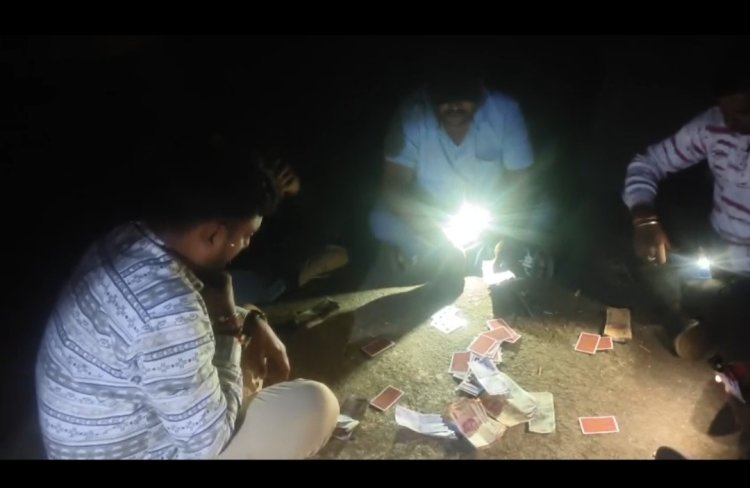 बगीचा में जुआ खेलते 6 जुआड़ी पकड़े गए,   जुए की फड़ से 84 हजार 400 रुपए नगदी और ताश की गड्डी जप्त