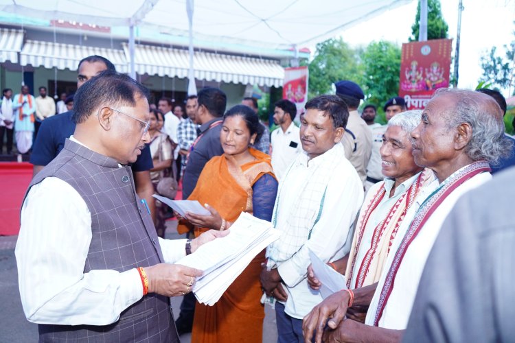 *मुख्यमंत्री विष्णुदेव साय को दीपावली की बधाई देने वालों का लगा रहा तांता*  मुख्यमंत्री ने सभी से आत्मीयता पूर्वक भेंट कर उनके उज्ज्वल भविष्य एवं सुख-समृद्धि की कामना की*