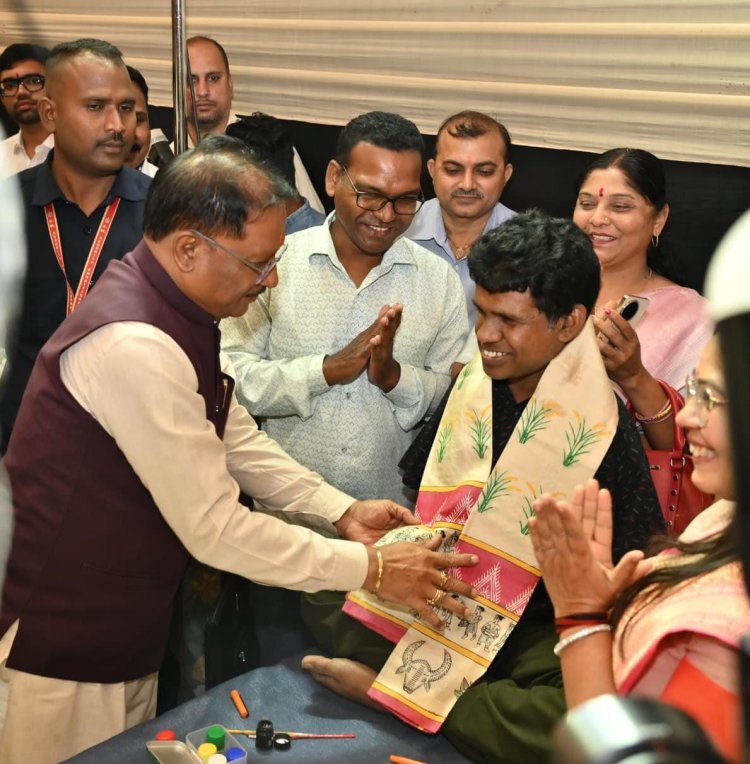 मुख्यमंत्री ने दिव्यांग बच्चों के संग बांटी दीपावली की खुशियां  दिव्यांगजनों के सशक्तिकरण के लिए सरकार संकल्पित – मुख्यमंत्री श्री विष्णुदेव साय