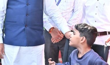 पैरों से चित्र उकेरने वाली पूनम बिटिया के जीवन में मुख्यमंत्री ने भरी नई उम्मीद — अब विशेष विद्यालय में मिलेगा शिक्षण और छात्रवृत्ति