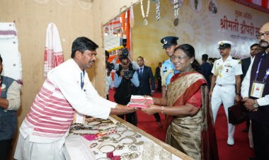 राष्ट्रपति द्रौपदी मुर्मू ने की जशक्राफ्ट के उत्पादों की सराहना  आज जनजातीय गौरव दिवस कार्यक्रम में बतौर मुख्य अतिथि शामिल हुईं थी राष्ट्रपति