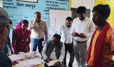 सरगुजा कमिश्नर नरेन्द्र दुग्गा ने जिले के भगोरा, मेंढऱबहार, गंजाडीह में एसआईआर कार्य एवं भगोरा के धान खरीदी केंद्र का किया निरीक्षण