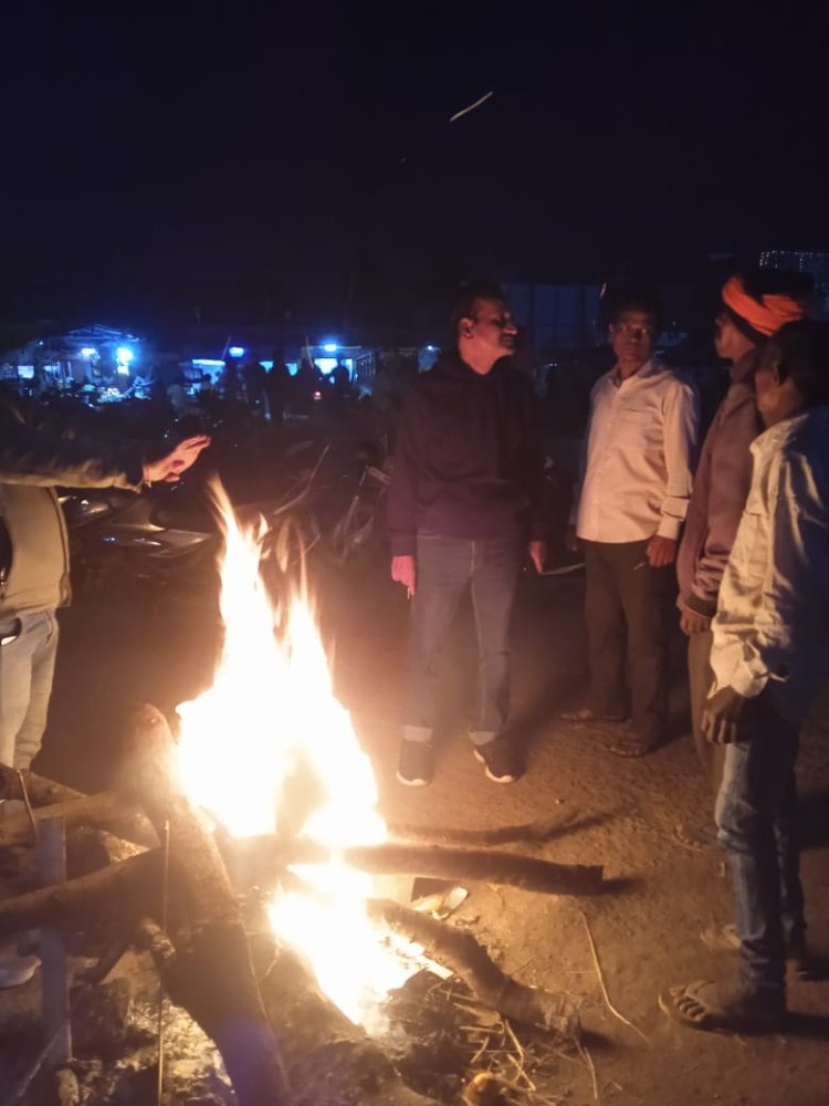 जशपुर में पड़ने लगी कड़ाके की ठंड   कलेक्टर ने बस स्टैंड सार्वजनिक जगहों और आश्रय स्थल में अलाव जलाने के दिए निर्देश   पत्थलगांव और नगर पंचायत बगीचा के बस स्टैंड में राहगीरों के लिए अलाव व्यस्था की गई