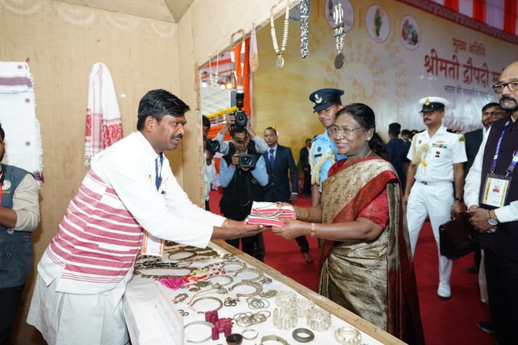 राष्ट्रपति द्रौपदी मुर्मू ने की जशक्राफ्ट के उत्पादों की सराहना  आज जनजातीय गौरव दिवस कार्यक्रम में बतौर मुख्य अतिथि शामिल हुईं थी राष्ट्रपति