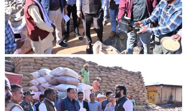 अचानक केराकछार धान खरीदी केंद्र पहुँचे कलेक्टर रोहित व्यास  धान की नमी मापी, तौल देखा एवं किसानों से की विस्तृत चर्चा