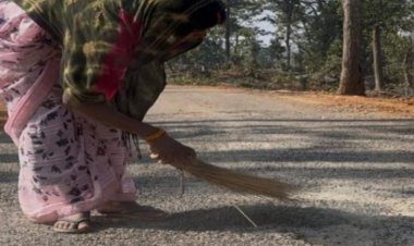 पीएम जनमन योजना से 1 करोड़ 91 लाख 25 हजार रुपए से बनी सड़क झाडू मारने में उखड़ गई  ग्रामीणों द्वारा भेजी गई वीडियो फुटेज ने निर्माण एजेंसी और विभागीय निगरानी व्यवस्था की खोली पोल 