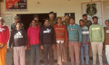 जमीन विवाद को लेकर एक पक्ष ने दूसरे पक्ष से की जमकर मारपीट,  बलवा के बाद पुलिस का फ्लैग मार्च, 9 आरोपी गिरफ्तार,   गांव में व्याप्त तनाव को देखते हुए पुलिस पार्टी ने निकाला फ्लैग मार्च