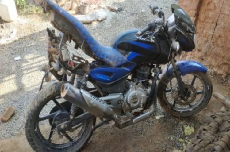 एनएच 43 पर सड़क हादसे में दो युवकों की दर्दनाक मौत   मोड़ पर तेज रफ्तार पल्सर बाइक के अनियंत्रित होकर गिरने से हुआ हादसा