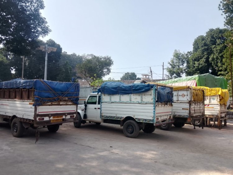 झारखंड से धान लाकर हो रही थी जशपुर के खरीदी केंद्र में खपाने की कोशिश  जशपुर पुलिस ने चार पिकअप ड्राइवरों को घेराबंदी कर पकड़ा, जप्त धान की कीमत लगभग 03 लाख रुपए