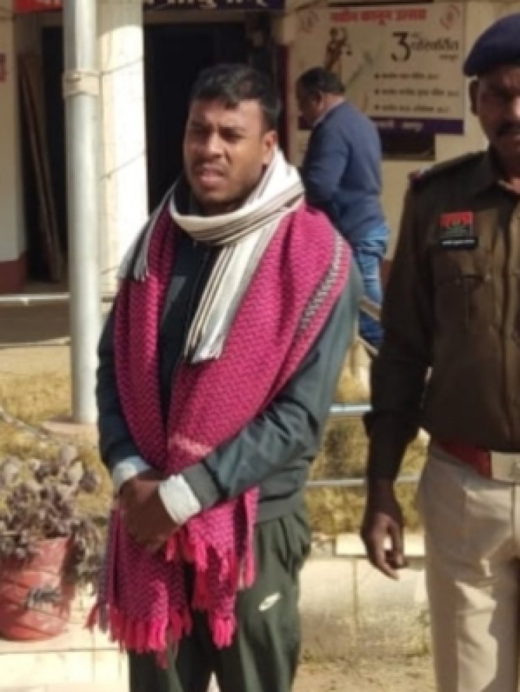 जशपुर कलेक्ट्रेट में वर्दी पहन कर घूमता रहता था फर्जी सशस्त्र बल का जवान बनकर  महिला को नौकरी दिलाने का झांसा देकर ठग लिए दो लाख रुपए