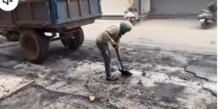 अंबिकापुर शहर की सड़क पर घटिया पैच रिपेयरिंग करवाने वाला सब-इंजीनियर नवीन सिन्हा सस्पेंड   देश भर में विभाग की जग हंसाई और फजीहत कराने के बाद ईएनसी से किया निलंबित