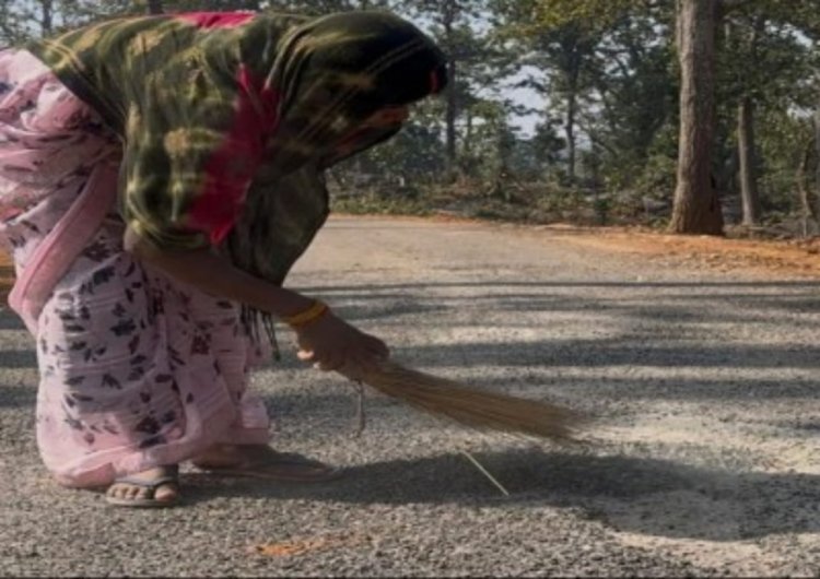 पीएम जनमन योजना से 1 करोड़ 91 लाख 25 हजार रुपए से बनी सड़क झाडू मारने में उखड़ गई  ग्रामीणों द्वारा भेजी गई वीडियो फुटेज ने निर्माण एजेंसी और विभागीय निगरानी व्यवस्था की खोली पोल 