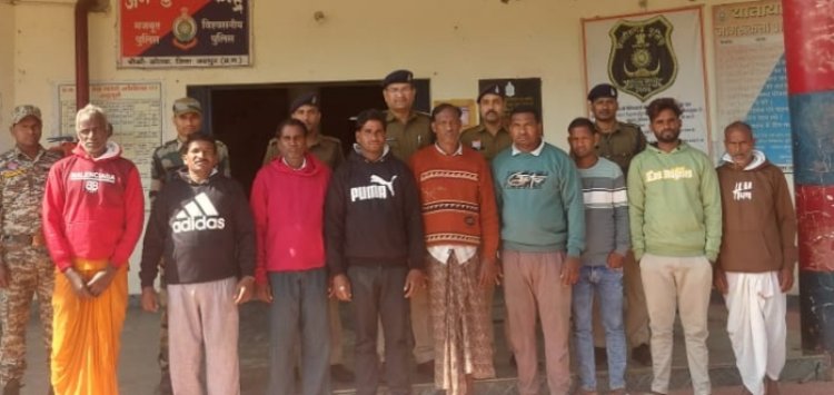 जमीन विवाद को लेकर एक पक्ष ने दूसरे पक्ष से की जमकर मारपीट,  बलवा के बाद पुलिस का फ्लैग मार्च, 9 आरोपी गिरफ्तार,   गांव में व्याप्त तनाव को देखते हुए पुलिस पार्टी ने निकाला फ्लैग मार्च