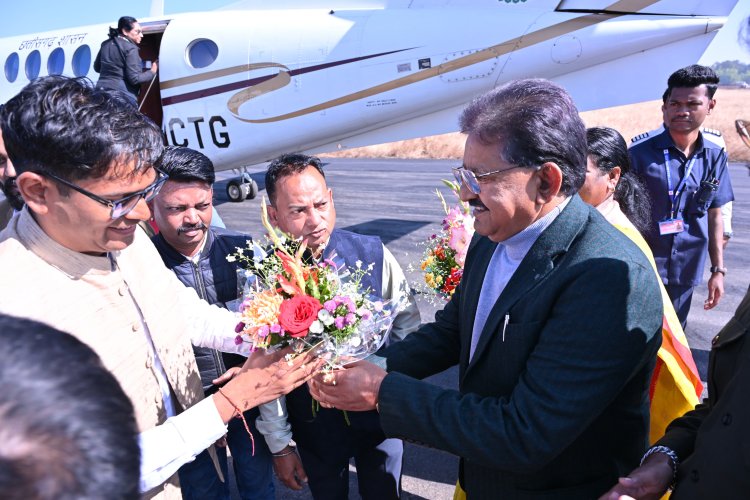 वित्त मंत्री ओपी चौधरी का जशपुर आगडीह हवाई पट्टी पर किया गया आत्मीय स्वागत   कलेक्ट्रेट में विभागों की समीक्षा बैठक के बाद, वनवासी कल्याण आश्रम के स्थापना दिवस समारोह में शामिल हुए जिले के प्रभारी मंत्री