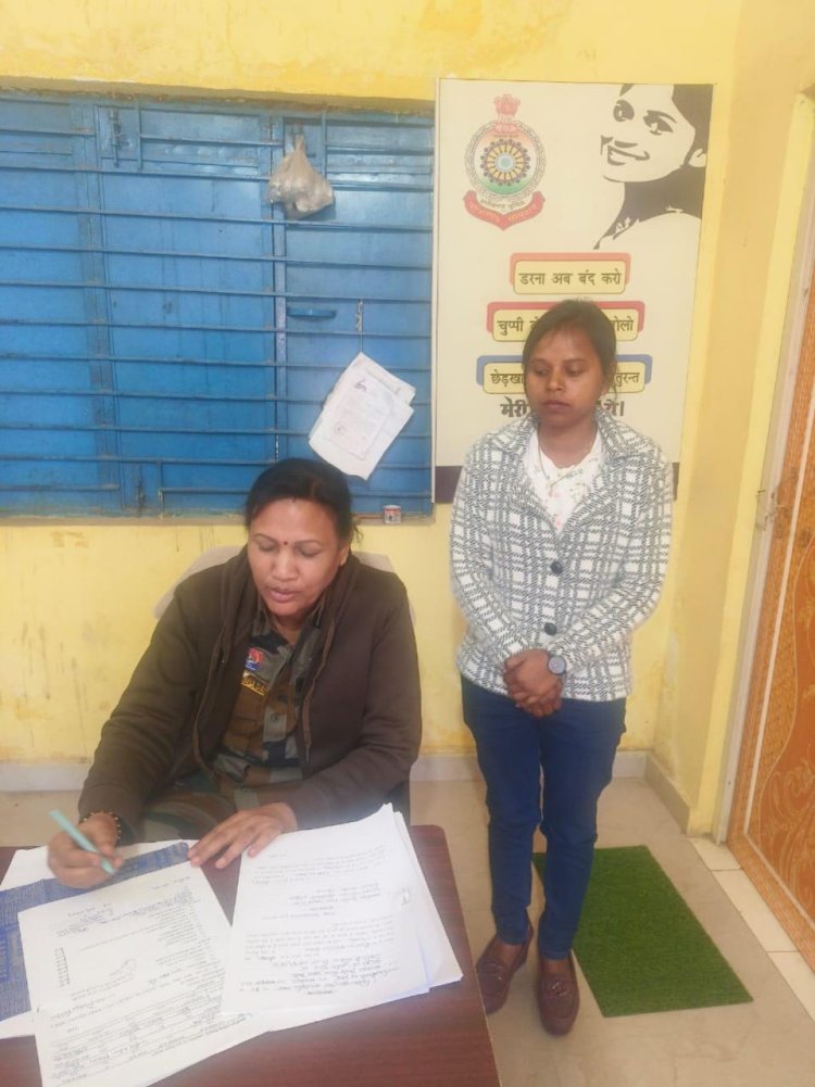 फेमस सोशल मीडिया इंफ्लुएंसर आकांक्षा टोप्पो सीतापुर में गिरफ्तार  सरगुजा से मंत्री राजेश अग्रवाल और सीतापुर विधायक रामकुमार टोप्पो को लेकर सोशल मीडिया पर अभद्र टिप्पणी मामले हुई पुलिस की कार्रवाई