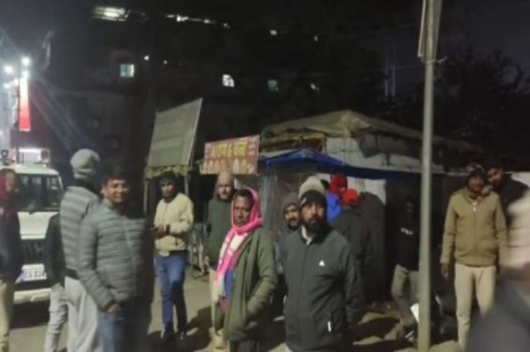 सड़क किनारे खड़े ट्रक से टकराए बाइक सवार 2 की मौत   तेज़ रफ़्तार बनी हादसे की वजह