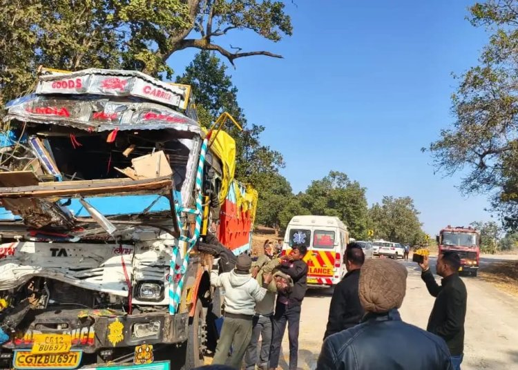 दो ट्रकों की भीषण टक्कर में दोनो चालकों की मौके पर दर्दनाक मौत   एनएच 43 पर लोरो घाटी के समीप दो ट्रकों में आमने सामने से हुई टक्कर