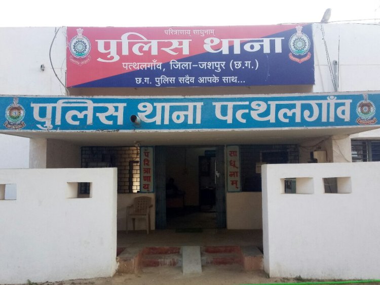 शिक्षक के मकान में आधी रात तीन हथियारबंद नकाबपोश लुटेरों ने बोला धावा  घर के लोगों को मारपीट कर मंगलसूत्र, सोने की टॉप्स तथा मोबाइल लूटकर ले गए आरोपी