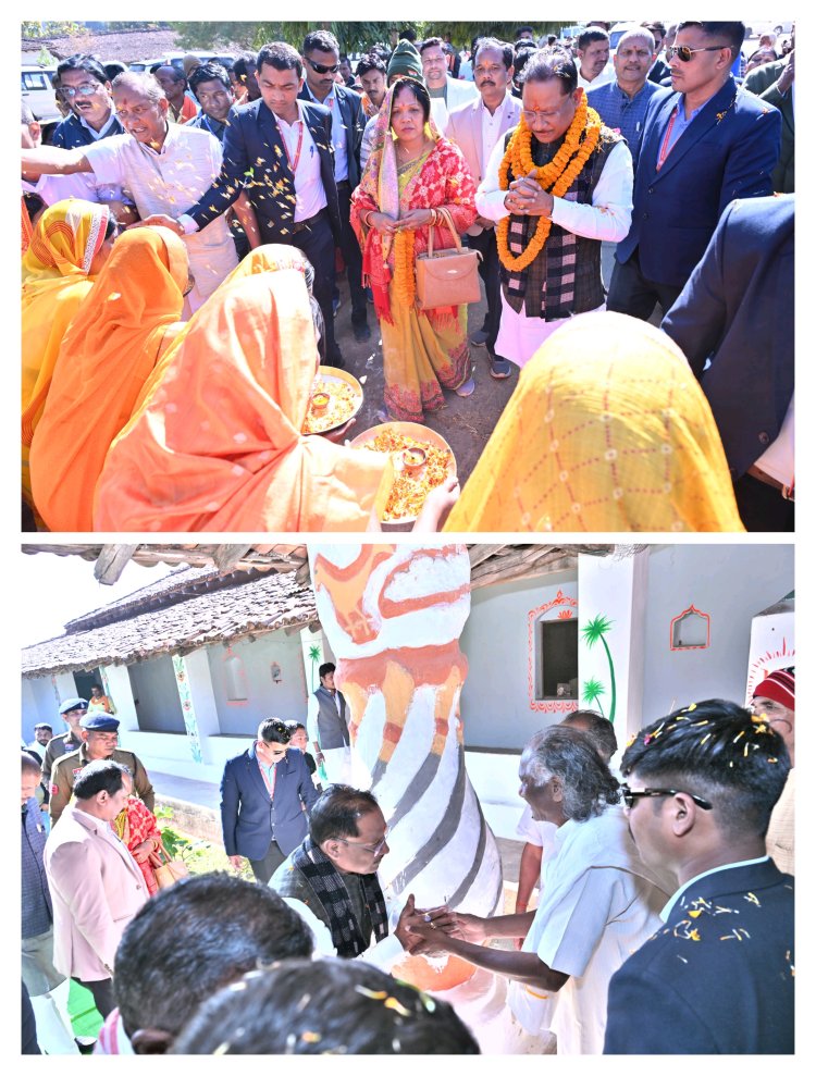 मुख्यमंत्री पहुंचे संत गहिरा गुरु आश्रम  सामरबार में गुरु पीठाधीश्वर संत श्री बभ्रुवाहन सिंह महाराज से की मुलाकात