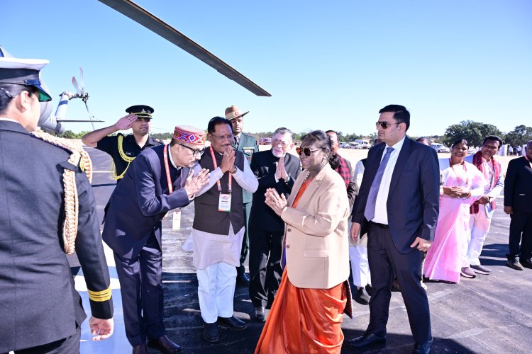 राष्ट्रपति द्रौपदी मुर्मू का जशपुर के आगडीह हवाई पट्टी आगमन पर हुआ आत्मीय स्वागत  छत्तीसगढ़ और झारखंड के राज्यपाल, मुख्यमंत्री छत्तीसगढ़ विष्णु देव साय सहित अन्य हस्तियों ने राष्ट्रपति का किया स्वागत