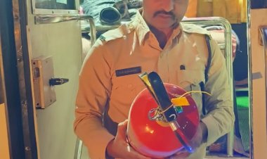 जिले में कड़ाई से हो रही यात्री बसों में सुरक्षा और अग्निशमन यंत्रों की जांच   17 यात्री बसों से 14 हजार 400 रुपए की हुई जुर्माना की वसूली   जशपुर जिले के शंख और लावाकेरा बैरियर में हुई कार्रवाई