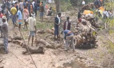 बलरामपुर बस हादसे में मृतकों की संख्या बढ़कर हुई 10  मंगलवार को जब एक साथ लोगों का हुआ अंतिम संस्कार, तो समूचे क्षेत्र में शोक की लहर