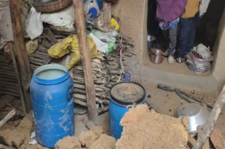 अपने झुंड से बिछड़े नर दंतैल हाथी ने गांव में जमकर मचाया उत्पात  हाथी के हमले और तोडफ़ोड़ में गांव के 6 घरों को भारी नुकसान पहुंचा