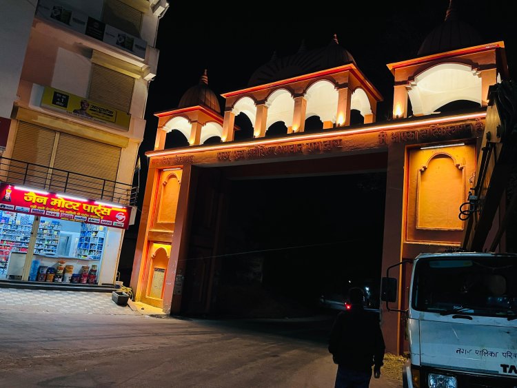 मुख्यमंत्री विष्णुदेव साय के नेतृत्व में जशपुर शहर हो रहा रोशन   शहर की प्राचीन विरासत और धरोहर को सहेजने का किया जा रहा कार्य  गम्हरिया नगर प्रवेश द्वार पर की गई प्रकाश की व्यवस्था   शहर के 6 जगहों को सीएसआर मद से जगमगाने की तैयारी