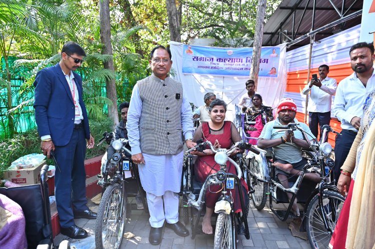 मुख्यमंत्री जनदर्शन में दिव्यांगजनों को मिली राहत  मुख्यमंत्री ने प्रदान किया बैटरी ट्राइसिकल, व्हीलचेयर और श्रवण यंत्र