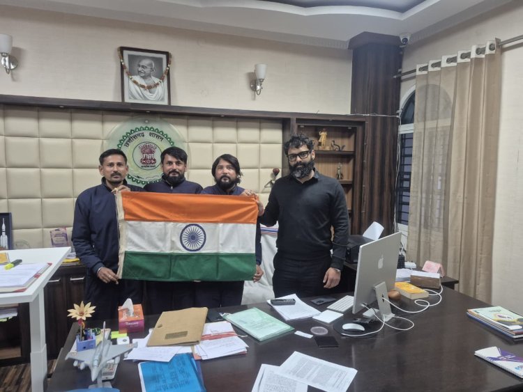 विश्व शांति की अलख लेकर जशपुर पहुंची विश्व पदयात्री टीम  कलेक्टर रोहित व्यास से की सौजन्य भेंट